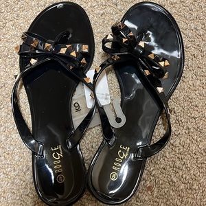Size 9 studded flip flop with bow